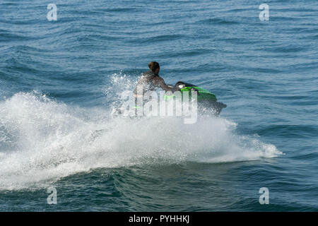 Le lac de Garde, ITALIE - Septembre 2018 : Personne d'un jet ski dans beaucoup de spray sur le lac de Garde. Banque D'Images