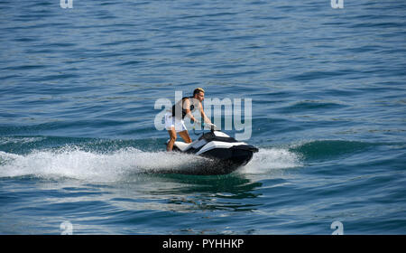 Le lac de Garde, ITALIE - Septembre 2018 : personne un jet ski sur les eaux bleues du Lac de Garde. Banque D'Images