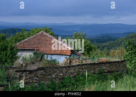 Le paysage bulgare avec de vieux à la maison de la montagne Strandja région Banque D'Images