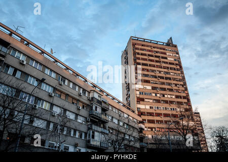 Communiste traditionnel logement dans la banlieue de Belgrade, à New Belgrade. Ces Genre de grands immeubles sont des symboles de l'architecture brutaliste Photo Banque D'Images