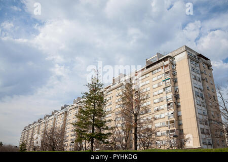 Communiste traditionnel logement dans la banlieue de Belgrade, à New Belgrade. Ces Genre de grands immeubles sont des symboles de l'architecture brutaliste Photo Banque D'Images