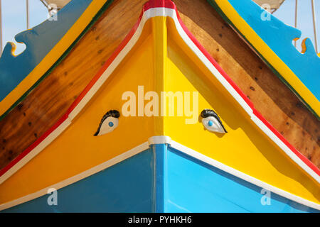 Bateaux traditionnels aux yeux peints dans village de pêcheurs de Marsaxlokk luzzu, Malte en journée ensoleillée. Vue avant, Close up Banque D'Images