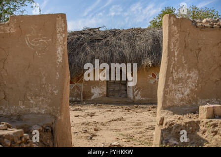 Maison de terre du village traditionnel de désert dans le désert de Thar du Rajasthan, Inde région Banque D'Images