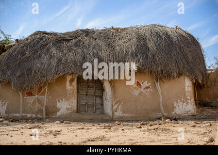 Maison de terre du village traditionnel de désert dans le désert de Thar du Rajasthan, Inde région Banque D'Images