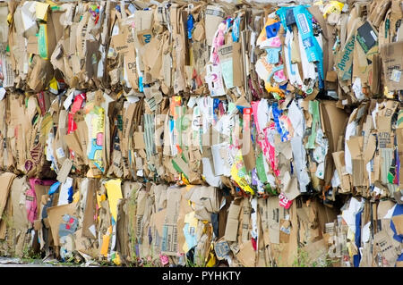 Les piles de carton recyclé comprimé et du papier. Banque D'Images