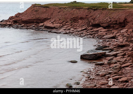 Falaises de grès rouge, de la plage, à marée basse, golfe du Saint-Laurent, l'Île du Prince Édouard, Canada, par James D. Coppinger/Dembinsky Assoc Photo Banque D'Images