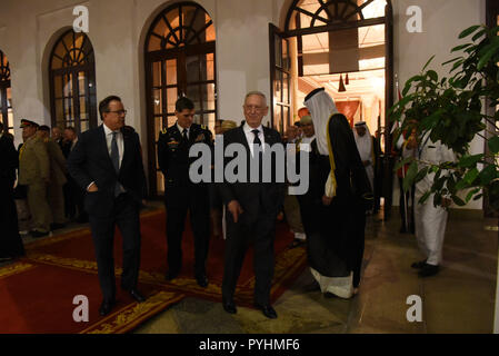 Le secrétaire américain à la Défense, James N. Mattis, l'ambassadeur des États-Unis à Bahreïn, Justin Siberell, et le commandant de Commandement central des États-Unis, de l'Armée Le Général Joseph Votel, départ Sakhir Palace après un dîner avec le Roi Hamad bin Isa Al Khalifa, au sud de Manama, Bahreïn, le 27 octobre 2018. (DOD photo par Lisa Ferdinando) Banque D'Images