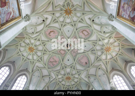 Ribbed vaulting de l'église de l'Assomption (Kostel Nanebevzetí Panny Marie) du Monastère de Kladruby (Klášter) Kladruby dans près de Kladruby Tachov en Bohême de l'Ouest, en République tchèque. L'église du monastère conçu par l'architecte tchèque avec des origines italiennes Jan Santini Aichel (Giovanni Biagio Santini) a été construit de 1712 à 1721 dans la combinaison de styles gothique et baroque, connu sous le nom de style gothique baroque. Banque D'Images