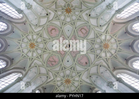 Ribbed vaulting de l'église de l'Assomption (Kostel Nanebevzetí Panny Marie) du Monastère de Kladruby (Klášter) Kladruby dans près de Kladruby Tachov en Bohême de l'Ouest, en République tchèque. L'église du monastère conçu par l'architecte tchèque avec des origines italiennes Jan Santini Aichel (Giovanni Biagio Santini) a été construit de 1712 à 1721 dans la combinaison de styles gothique et baroque, connu sous le nom de style gothique baroque. Banque D'Images