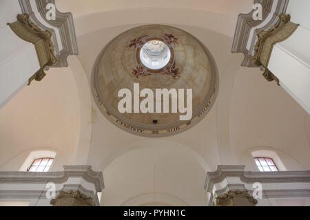 Coupole principale de l'église de pèlerinage Mariánská Týnice conçu par l'architecte tchèque avec des origines italiennes Jan Santini Aichel (Giovanni Biagio Santini) dans Mariánský Týnec près de Kralovice en Bohême de l'Ouest, en République tchèque. Banque D'Images