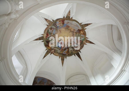 Chapelle Saint Bernard dans le couvent de Plasy le monastère (Klášter Plasy) dans l'ouest de la Bohême, République tchèque. La chapelle conçue par l'architecte tchèque avec des origines italiennes Jan Santini Aichel (Giovanni Biagio Santini) a été construit en 1724 dans la combinaison de styles gothique et baroque, connu sous le nom de style gothique baroque. Peinture de plafond par peintre autrichien Jakub Antonín rose (rose) Jacob Anton est vu dans l'image. Banque D'Images