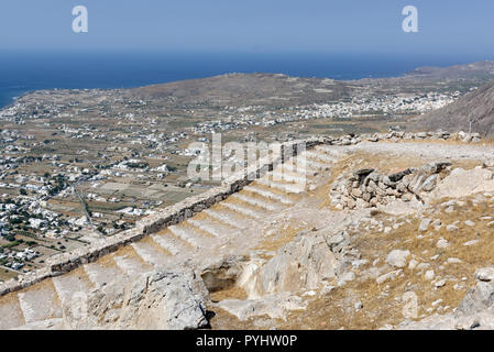 Vue de l'ancienne Théra sur le sommet du mont Profitis Ilias du village côtier de Perissa, Santorin, Grèce. Situé sur la côte est de Santorin Banque D'Images