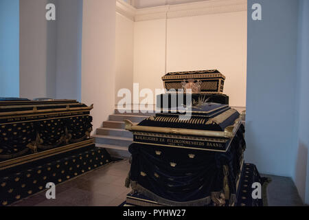 Les cercueils de Sofie Magalene, Caroline Amalie et Christian 8 dans la chapelle néoclassique Frederik 5 dans la Cathédrale de Roskilde, Roskilde, Danemark. Construire Banque D'Images