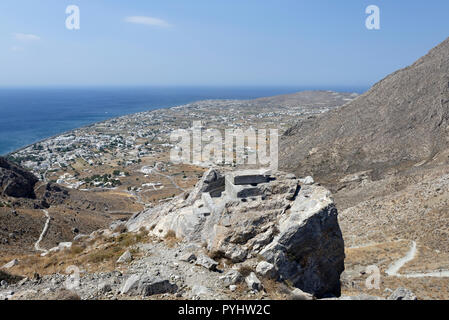 Vue de l'ancienne Théra sur le sommet du mont Profitis Ilias du village côtier de Perissa, Santorin, Grèce. Situé sur la côte est de Santorin Banque D'Images
