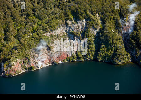 Le Lac Rotomahana, Ciffs, près de Rotorua, île du Nord, Nouvelle-Zélande - vue aérienne Banque D'Images