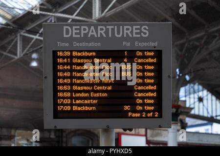 L'écran de départ à la gare de Preston montrant annulé, retard de trains et bus de remplacement de rail Banque D'Images