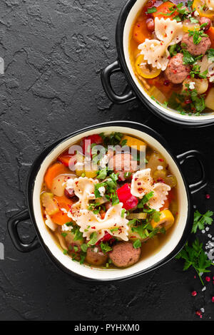 Soupe minestrone italien avec des boulettes de viande, les légumes et les pâtes dans un bol Banque D'Images