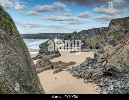 Une photo prise à partir de l'unique accès sculptée entre des falaises rocheuses à Bedruthen Pas de sable sur la côte nord de Cornwall. Bleu de l'océan/sky. Banque D'Images