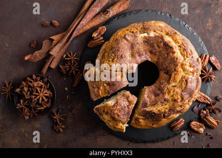 Gâteau bundt à la cannelle et noix Banque D'Images