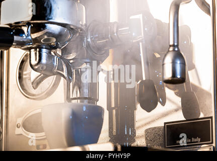 Photo spectaculaire d'une machine à expresso avec production de vapeur et de la vapeur d'eau ; concepts : cafe, café, espresso, cappuccino, latte, barista Banque D'Images