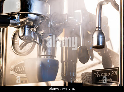 Photo spectaculaire d'une machine à expresso avec production de vapeur et de la vapeur d'eau ; concepts : cafe, café, espresso, cappuccino, latte, barista Banque D'Images