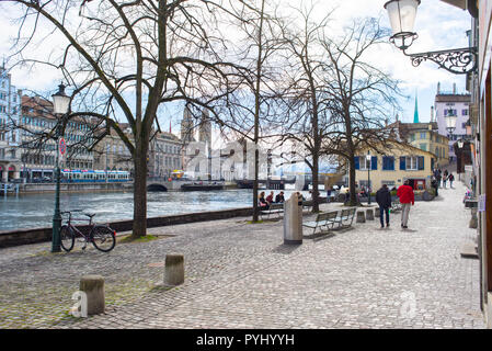 Zurich, Suisse - Mars 2017 : les gens marcher sur une rivière, Schipfe le long de la rue rivière Limmat en centre-ville de Zurich, Suisse Banque D'Images