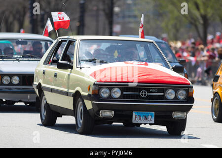 Chicago, Illinois, USA - 5 mai 2018 : La Constitution polonaise Day Parade, Classic car polonais FSO Polonez avec drapeaux polonais en marchant dans la rue durin Banque D'Images