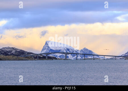 Sommaroy pont à voie unique des paysages d'automne sur l'île de Kvaløya à Tromsø Municipalité comté de Troms, Norvège. Banque D'Images