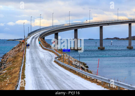 Sommaroy pont à voie unique des paysages d'automne sur l'île de Kvaløya à Tromsø Municipalité comté de Troms, Norvège. Banque D'Images