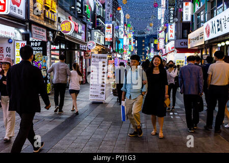 Suwon, Corée du Sud - 14 juin 2017 : Les gens qui marchent le long de la rue principale à Suwon dans la nuit. La vie nocturne de la Corée. Banque D'Images