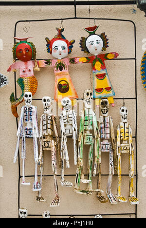 Des squelettes de jouets à boutique de souvenirs à Todos Santos, Baja California Sur, Mexique Banque D'Images