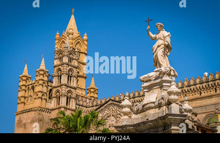 La cathédrale de Palerme avec la statue de Santa Rosalia. La Sicile, le sud de l'Italie. Banque D'Images