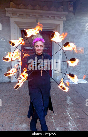 Ce feu interprète gardé le froid la baie en jonglant avec le feu tout en divertissant la foule dans Tamfest au centre-ville d'Ayr. Banque D'Images