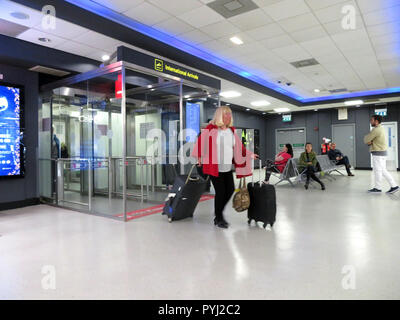 Les passagers arrivent à la salle des arrivées de l'aéroport de Leeds Bradford, Angleterre Banque D'Images