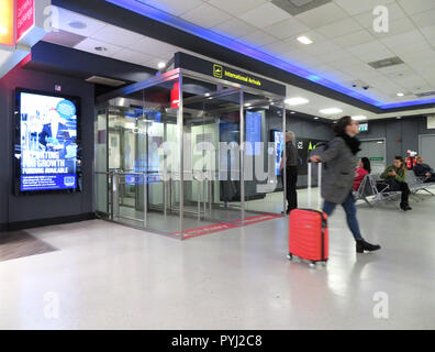 Les passagers arrivent à la salle des arrivées de l'aéroport de Leeds Bradford, Angleterre Banque D'Images