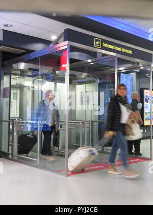 Les passagers arrivent à la salle des arrivées de l'aéroport de Leeds Bradford, Angleterre Banque D'Images