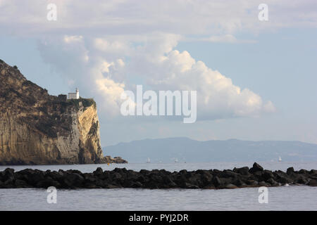 Le phare de Capo Miseno promontory Banque D'Images