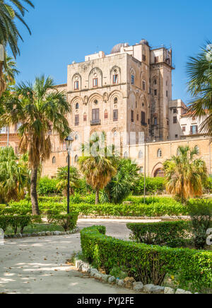 Le Palazzo dei Normanni (palais des Normands) ou Palais Royal de Palerme dans le vu des jardins publics. La Sicile, le sud de l'Italie. Banque D'Images