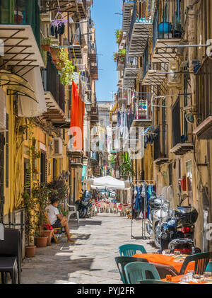 Une route étroite et vieille ville de Palerme. La Sicile, le sud de l'Italie. Banque D'Images