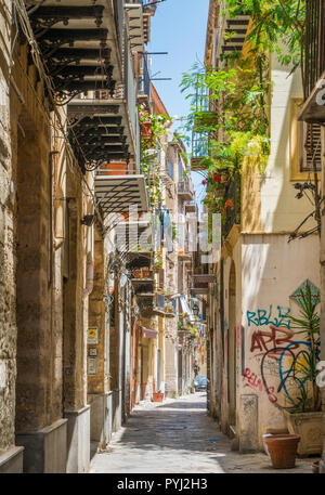 Une route étroite et vieille ville de Palerme. La Sicile, le sud de l'Italie. Banque D'Images