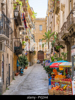 Une route étroite et vieille ville de Palerme. La Sicile, le sud de l'Italie. Banque D'Images