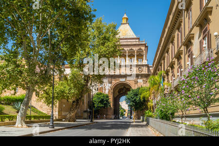 Porta Nuova, tower gate à Palerme, le long d'une journée d'été. Sicile, Italie. Banque D'Images