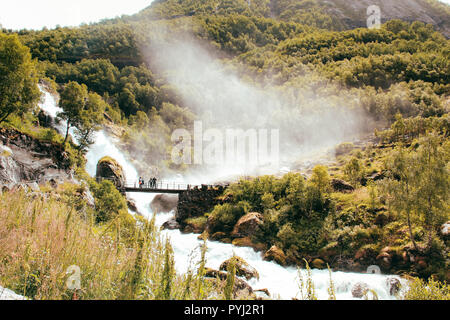 Pont au dessus d'une cascade en Norvège Banque D'Images