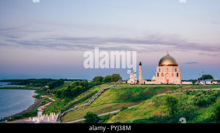 Temples et bâtiments de Bolghar sur la Colline côtière au coucher du soleil la lumière. Banque D'Images