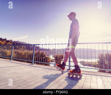 Gamme Doksy, République tchèque, 9 octobre 2018. Le patineur de roller ride in park. Garçon dans les jambes en ligne bottes rigide des lames. Banque D'Images