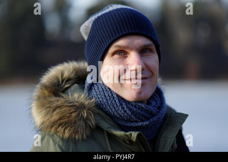 Portrait de l'homme dans des vêtements d'hiver Banque D'Images