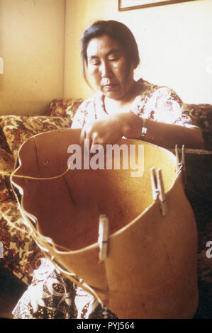 Eskimo femme du village de Ambler Alaska birch bark traditionnel panier pour la récolte de fruits des ca. 1975 Banque D'Images