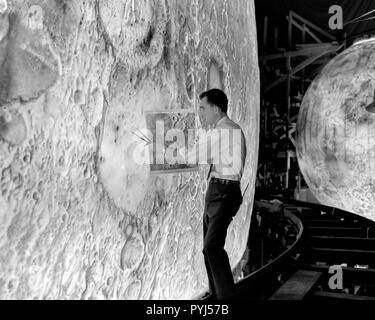 Artistes utilisé pinceaux et aérographes pour recréer la surface lunaire sur chacun des quatre modèles comprenant la LOLA simulateur. ca. 1965 Banque D'Images