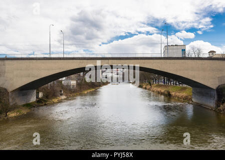 Dans le béton du pont arche unique sur une petite rivière urbaine Banque D'Images