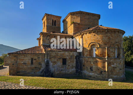 Collégiale de Santa Cruz de Castañeda, du 12ème siècle, déclaré Monument National, Cantabria, Spain, Europe Banque D'Images